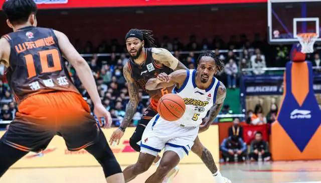 巴黎圣日尔曼压制阿斯顿维拉反击